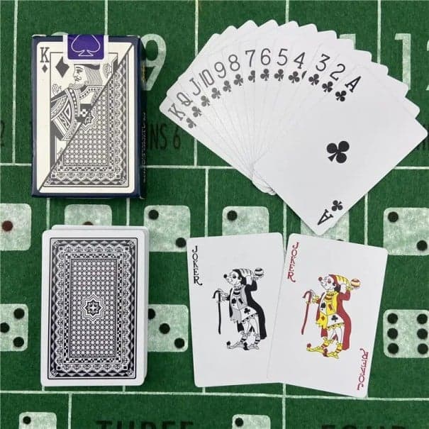 Voděodolné plastové hrací karty 54 kusů s matným povrchem a motivem 6939 vhodné pro poker žolíky nebo kanastu rozměr 58 x 88 mm černá